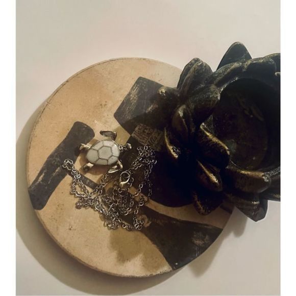 PRETTY WHITE OPAL ON SILVER TURTLE NECKLACE - Picture 3 of 5